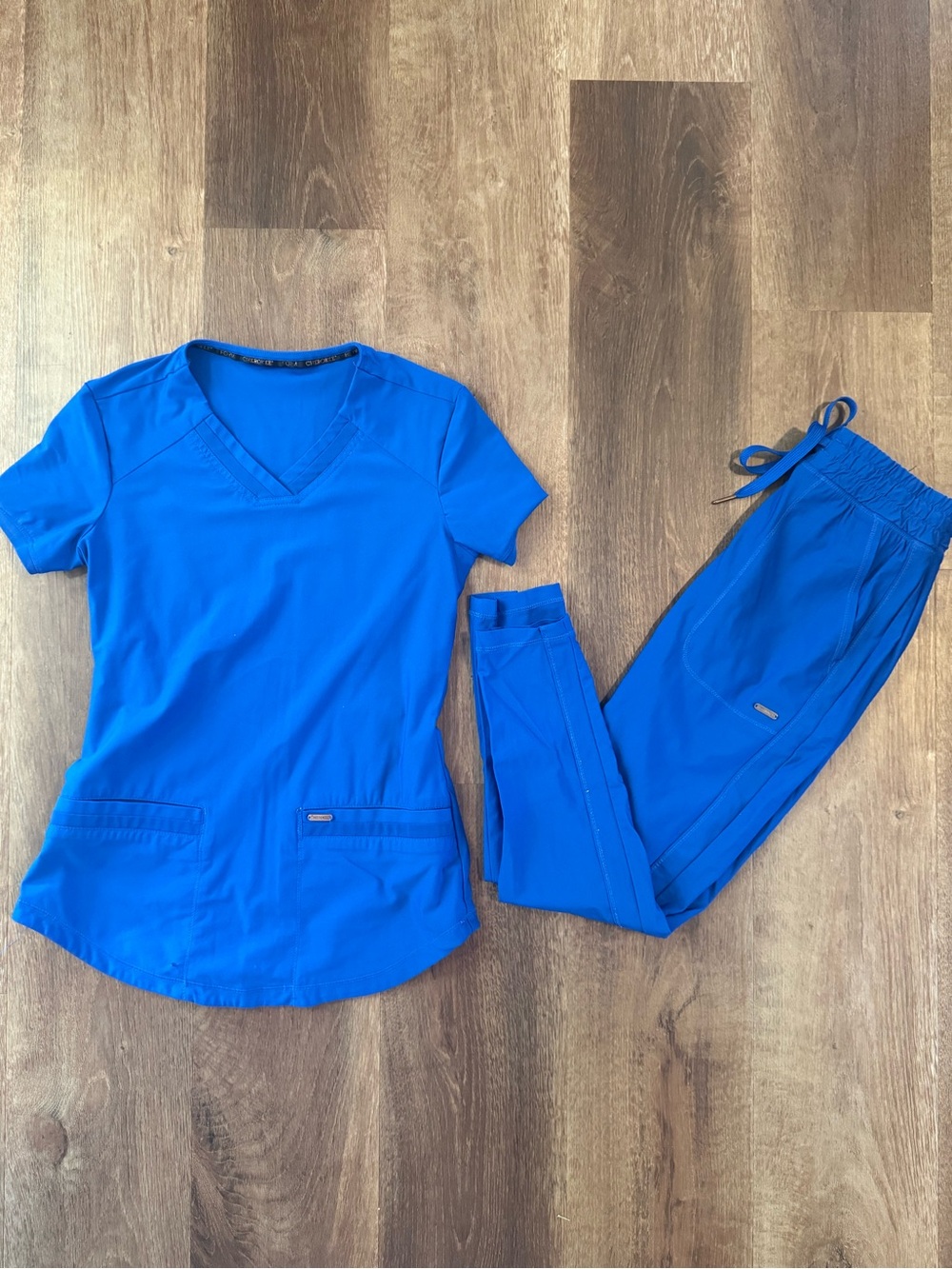Cherokee scrub set like new